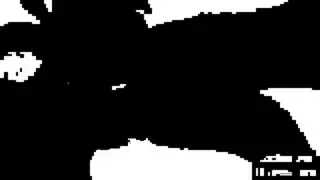 امرأتان تهيمنان على رجل منقود في مشهد بورنو الربط بالجلد