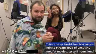 إباحية صريحة: المراهقة ميني روز تحصل على تدليك مهبلي قوي بعصا هيتاشي السحرية