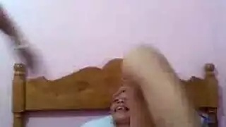 غالبا ما تكون الإناث الإناث البارز والذكور سخيف، بينما تكون وحدها في المنزل