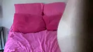 الفتاة النحيفة تظهر جسمها المشدود وحلماتها المنتصبة