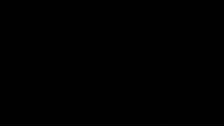 فتاة سمراء تركب بعنف في علاقة جنسية جماعية علنية