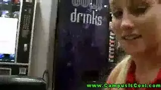 نادي نسائي غرفة الملابس الهرة الأكل