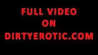 عاهرة مبتسمة تخدم عدة قضبان في فيلم إباحي فموي غير متوقف