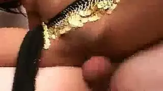 هندية ذات ترمة كبيرة تتعرى بالكامل و تتناك نيك درامي