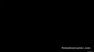 أم مثيرة كبيرة الصدر تركب عضواً ضخماً لمدربها