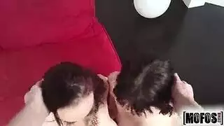 علاقة ثلاثية مفاجئة بعد اكتشافها مع عاهرة أخرى