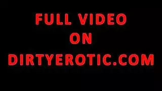 فتاة شقراء تعبد قضيب صلب بلسانها الموهوب