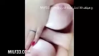 حركة فم ساخنة وصدر جميل في مشهد مص مكثف
